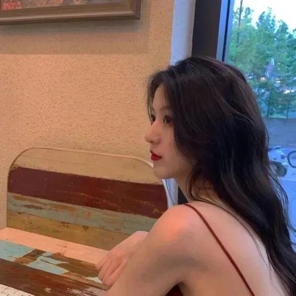 圣洁的艾曼妞